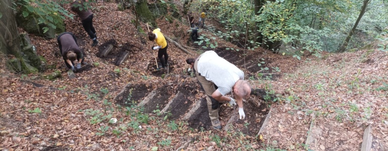 Dobrovolníci opravují schody.